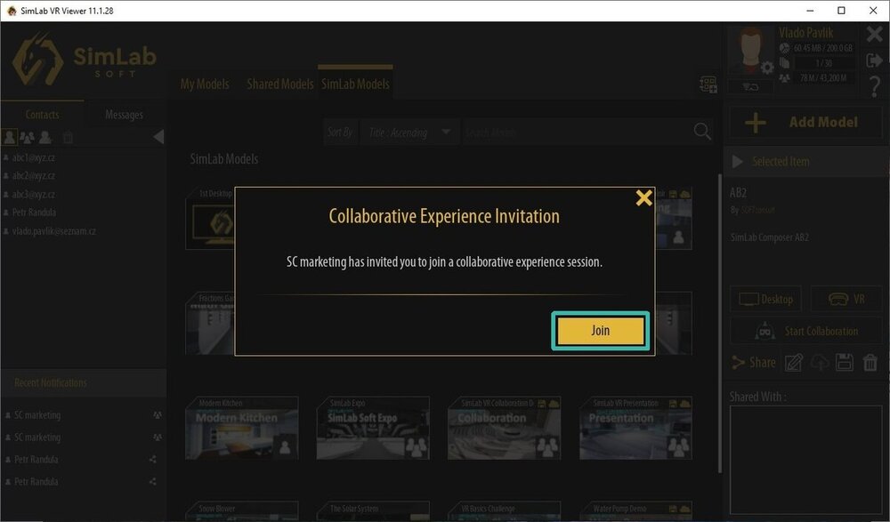 Pokud je účastník přihlášen, zobrazí se u něj pozvání na spolupráci VR Collaboration Collaborative Experience Invitation. Připojení ke spolupráci musí potvrdit stiskem tlačítka Join Připojit.